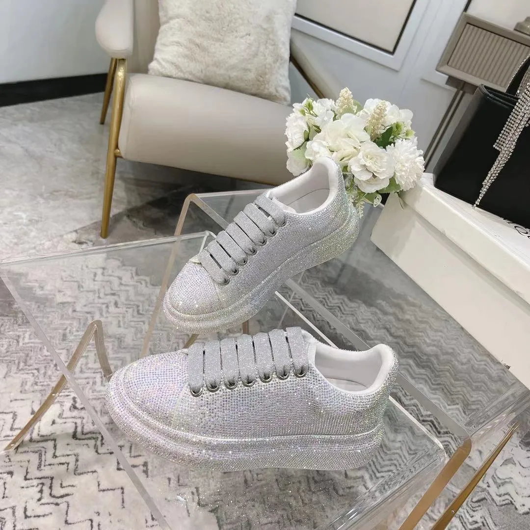 👟👟Ex-factory price 560👟👟 Men's size +10 2025SS McQueen crystal inlaid large and small diamond casual shoes counter original 1:1 production Fabric: imported silk velvet + imported Czech diamonds Lining: sheepskin lining Code number: 35-41 Male 39/44